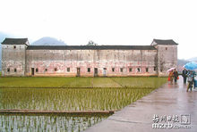 岗背圩镇背后的城堡式四角楼